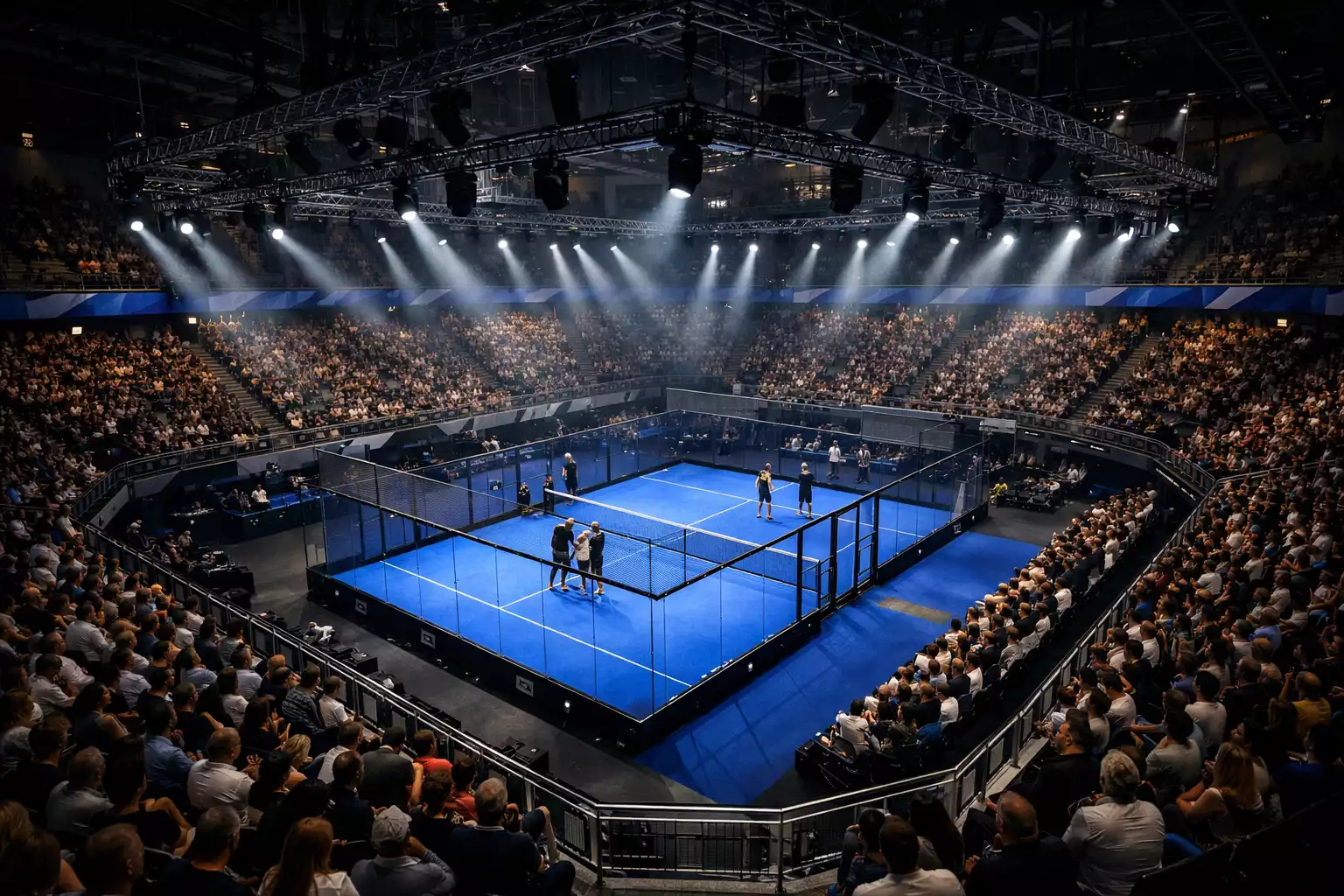 Jugadores de pádel profesional saludando al público en la pista central de un Major de Premier Padel
